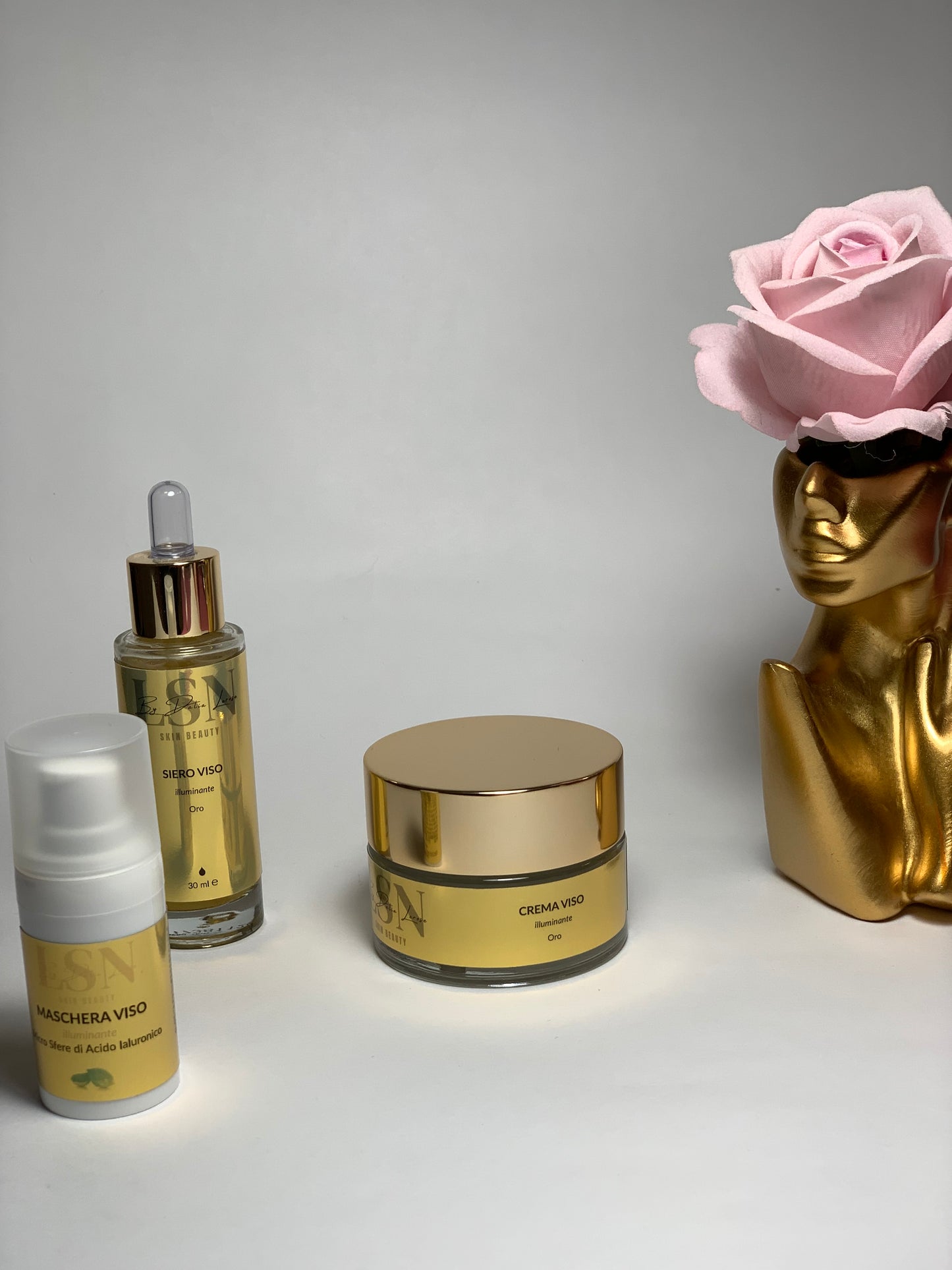 MASCHERA VISO GEL DORATA
LINEA ORO ILLUMINANTE 15 ml