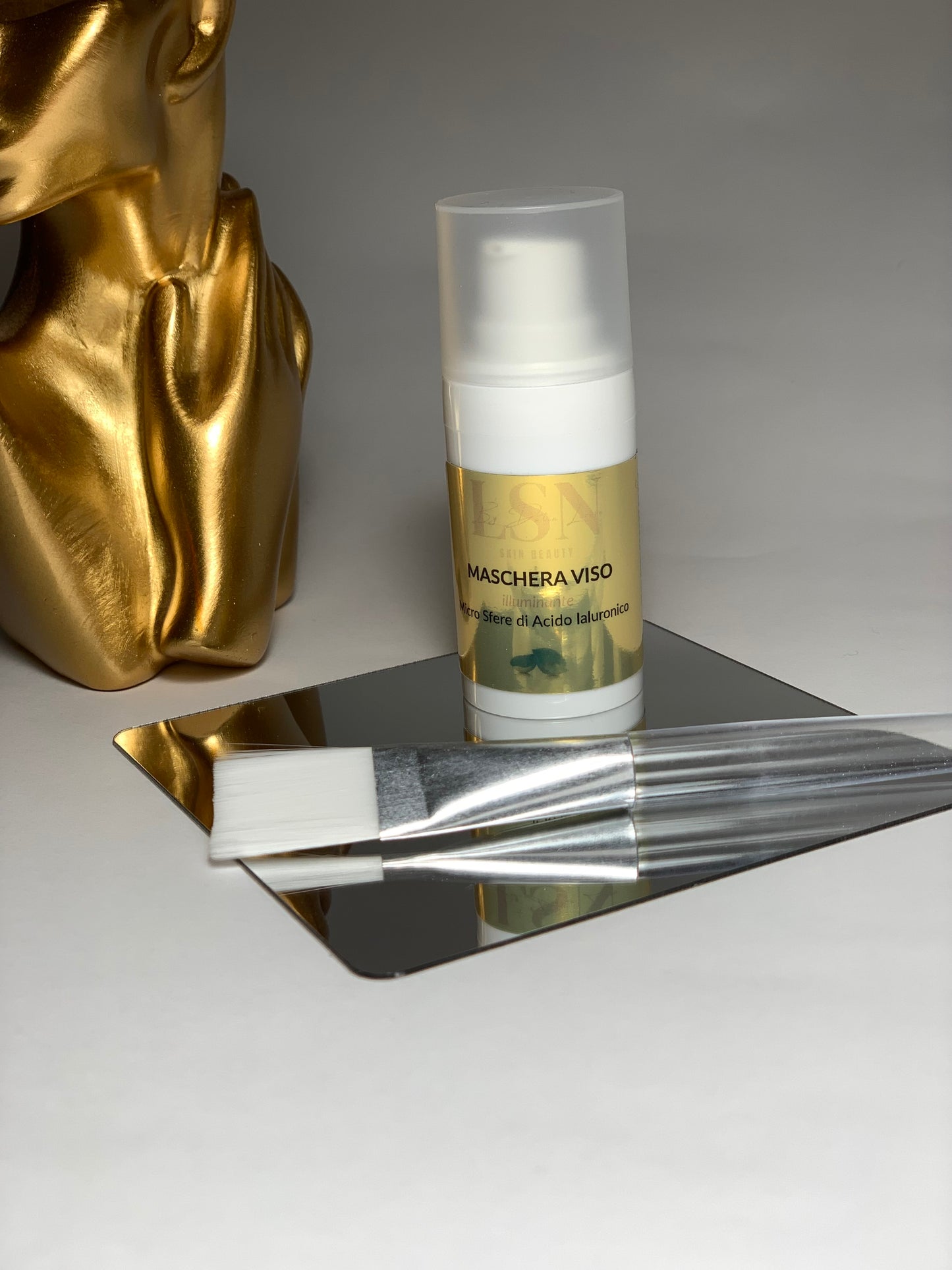 MASCHERA VISO GEL DORATA
LINEA ORO ILLUMINANTE 15 ml
